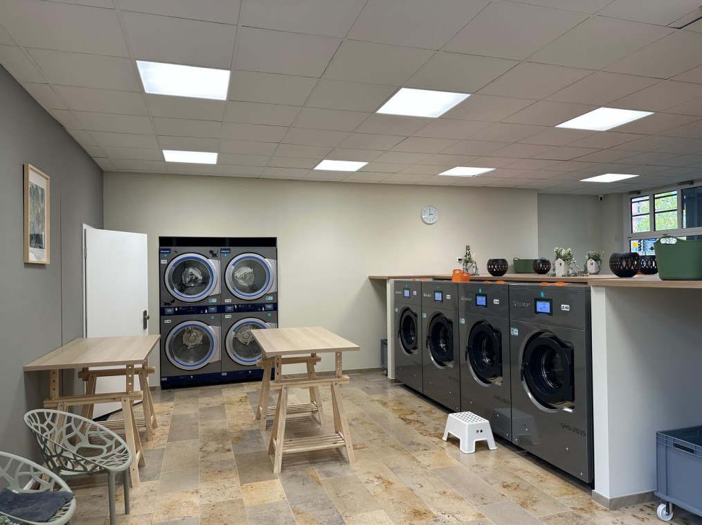 Hướng dẫn cơ bản về giải pháp giặt là công nghiệp: Thiết bị, quy trình và hiệu quả